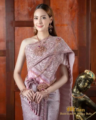 Thai Dress แคร์ ฉัตรฑริกา