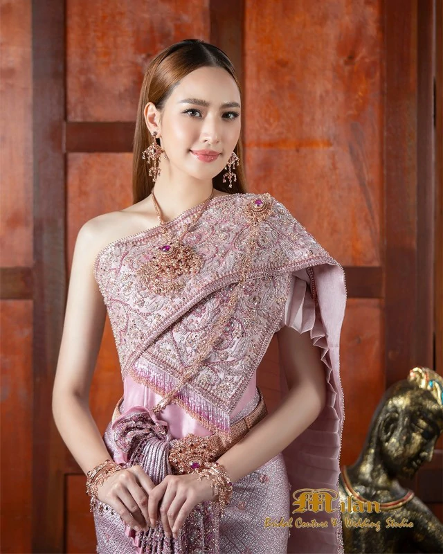 Thai Dress แคร์ ฉัตรฑริกา