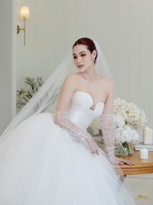 Timeless Minimal Bride by Daran