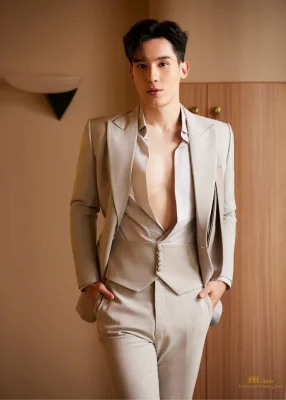A Refined Groom’s Look in Cream Sand